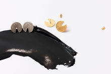 Load image into Gallery viewer, V-Earrings